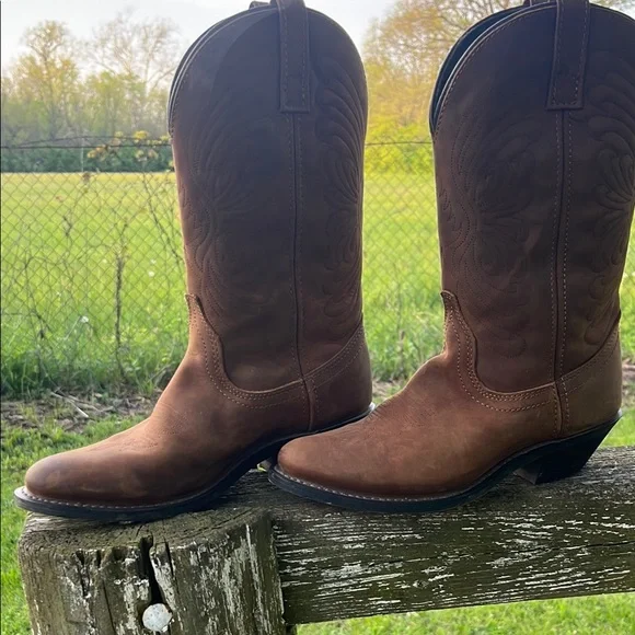 Brown Heeled Boots with Timeless Western Style - Picture 3 of 7